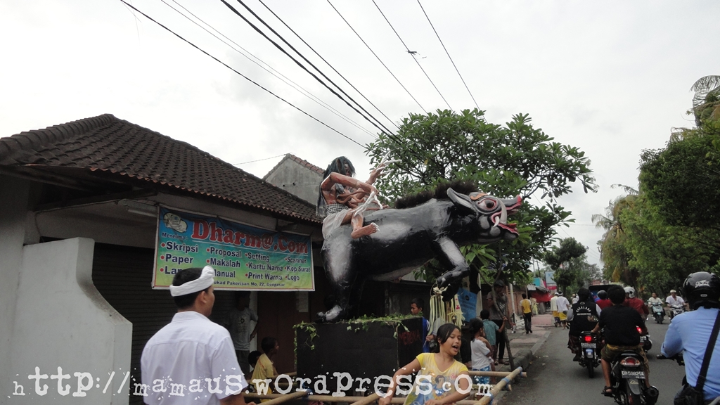 Foto Persiapan Ogoh Ogoh di Denpasar Bali | Mamaus's Blog